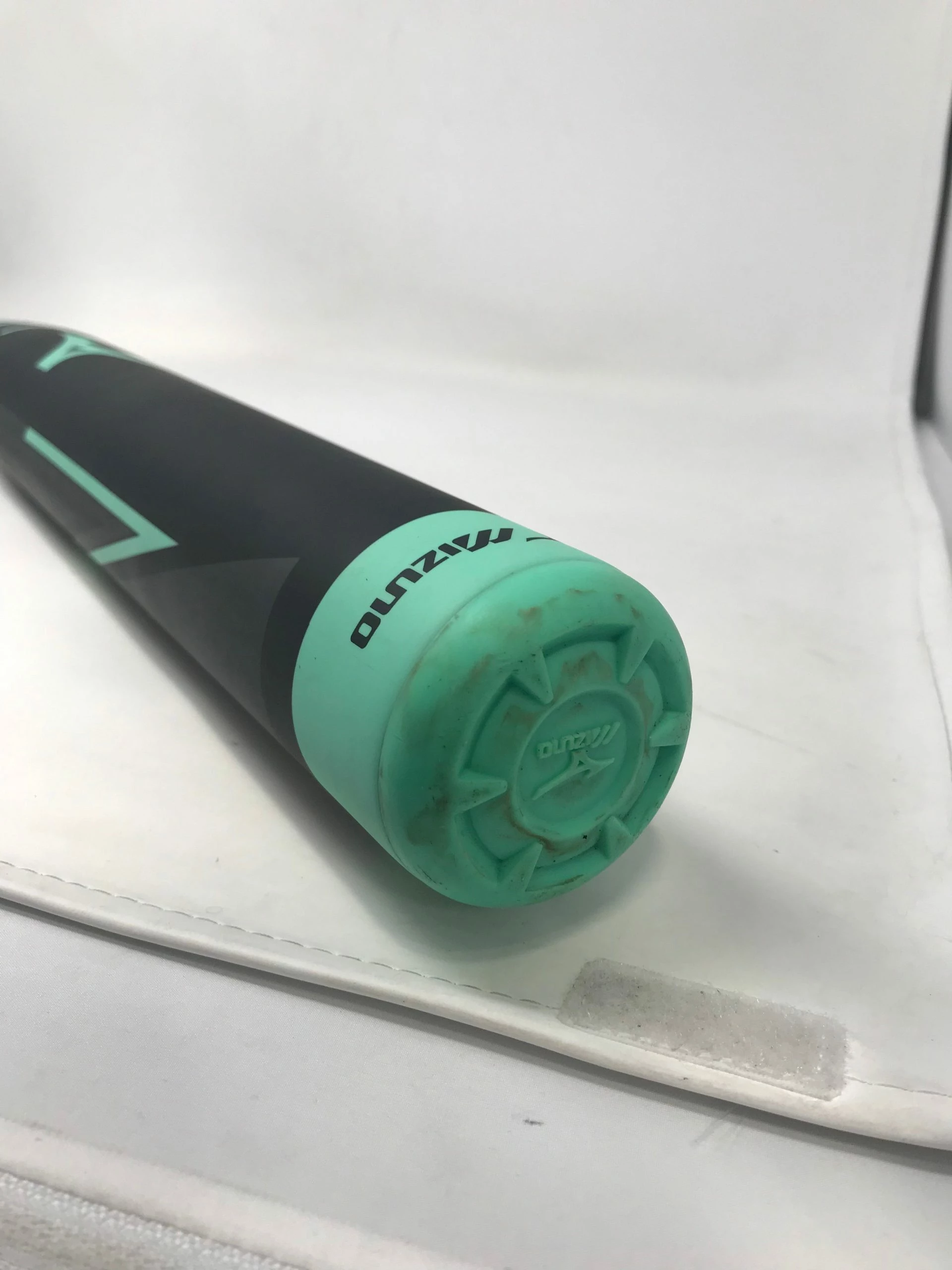 Used Mizuno F19 Carbon 33/23 340477 Fastpitch Softball Bat Black/Green - Image 4